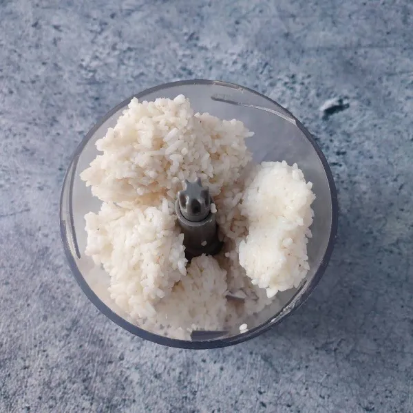 Masukkan nasi sisa kedalam jar blender.