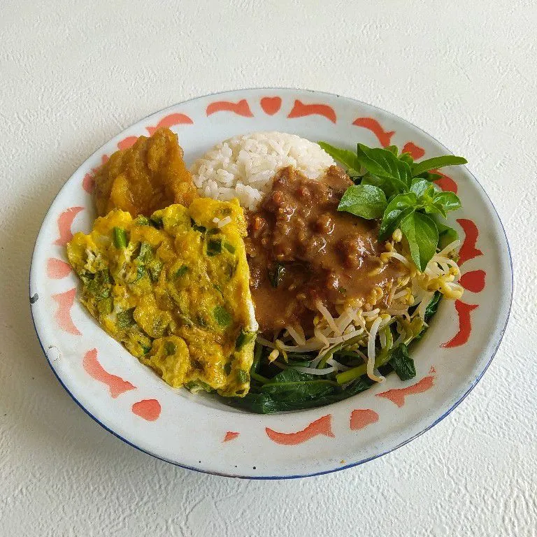 Nasi pecel telur dadar