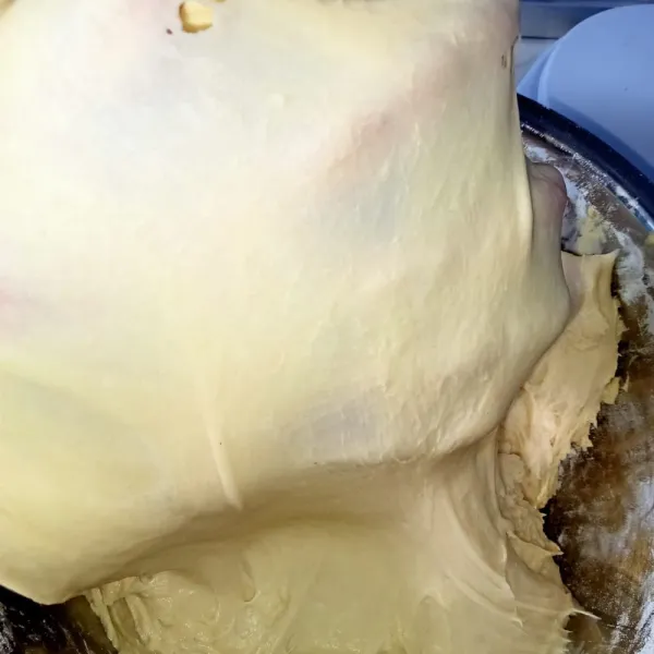Mixer hingga kalis seperti ini dan potong-potong menjadi 50 gr tiap bagian.
