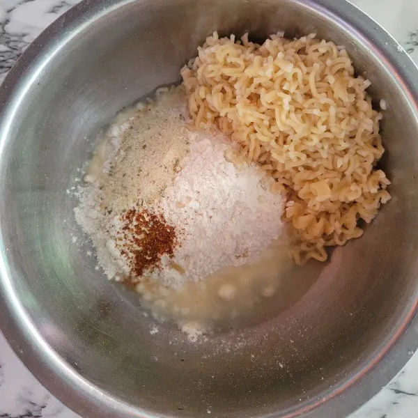 Rebus mie hingga matang, kemudian campur dengan tepung terigu dan bumbu hingga rata, beri air hangat sedikit demi sedikit hingga mengental.