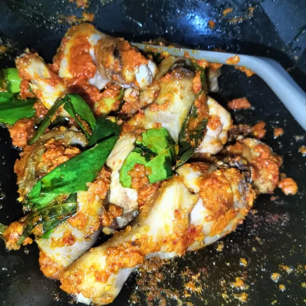 Masukkan ayam yang sudah digoreng,aduk rata
