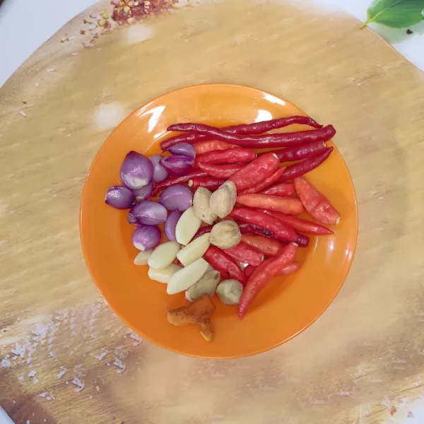 Siapkan bumbu yang akan dihaluskan