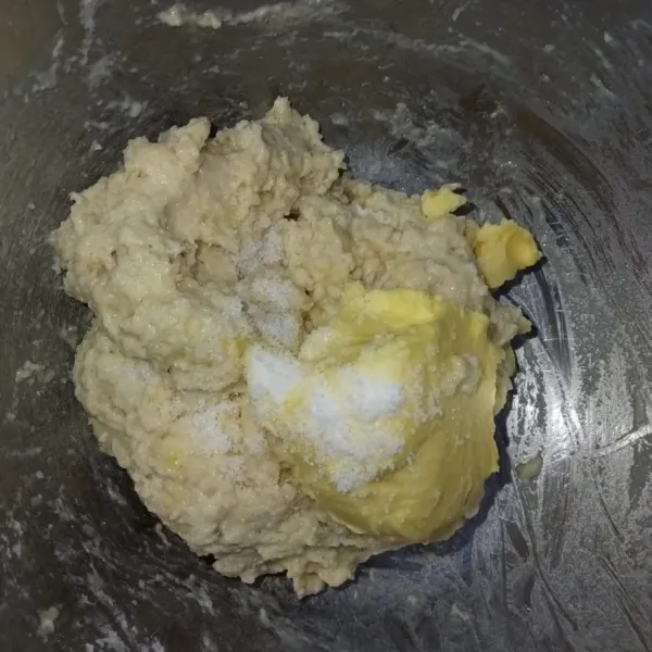 Tambahkan butter dan garam dan mixer kembali.