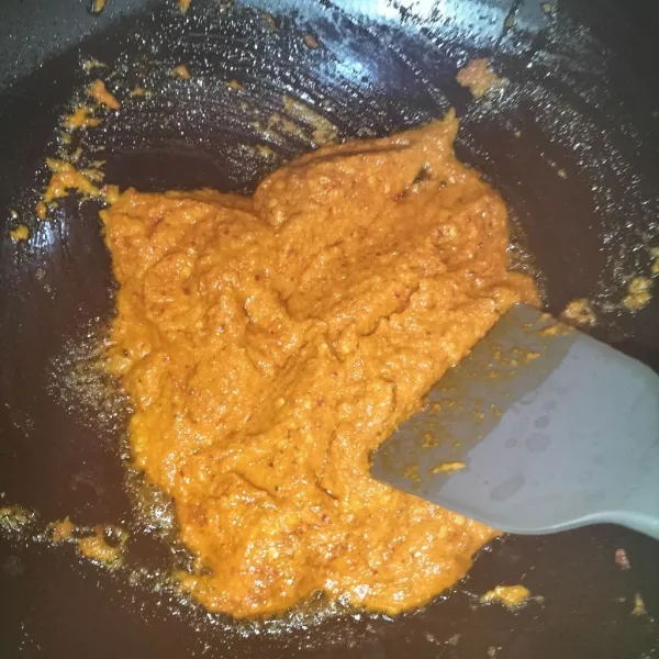 Tumis bumbu yang sudah dihaluskan sampai harum