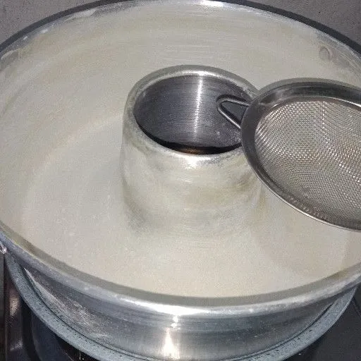 Olesi baking pan dengan margarin dan tabur tepung agar tidak lengket. Saya memakai baking pan uk. 28 cm.