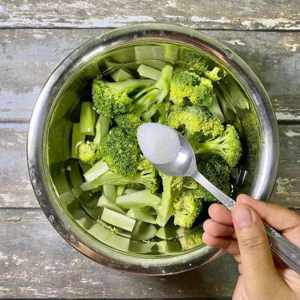 Potong-potong brokoli lalu rendam dengan air garam selama 15 menit, kemudian buang airnya.