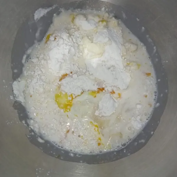 Campur tepung, ragi, telur, susu, dan gula. Mixer hingga tercampur rata.