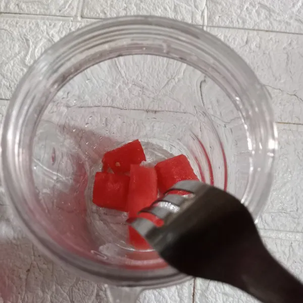 Masukkan semangka dalam gelas blender.