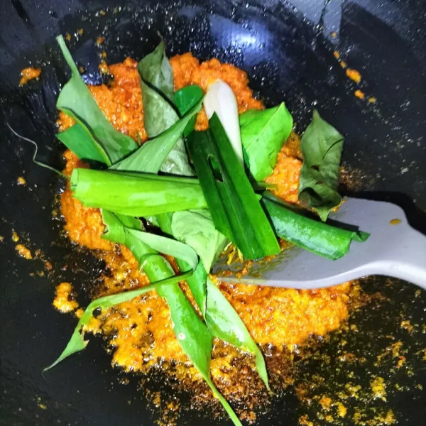 Masukkan bumbu aromatik,aduk rata sampai bumbu matang
