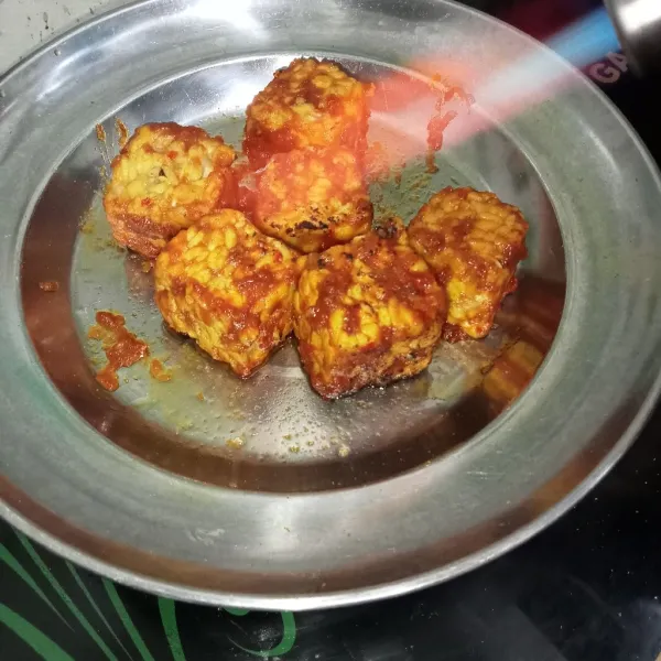 Bakar tempe hingga sedikit kecokelatan dan siap disajikan.