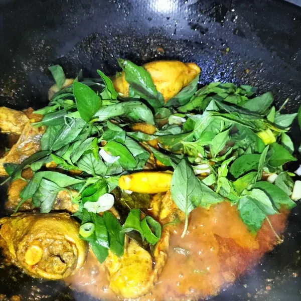 Masukkan daun kemangi,aduk sampai rata,koreksi rasa dan matikan kompor