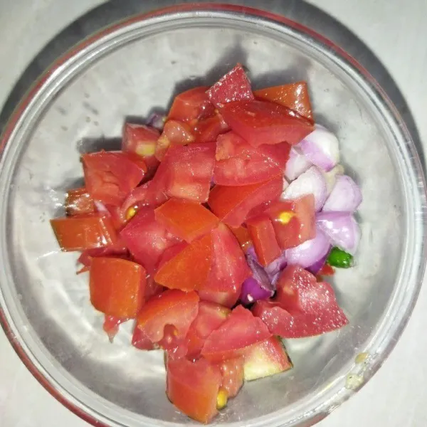 Sambal kecap : potong-potong cabe rawit, bawang merah dan tomat merah.
