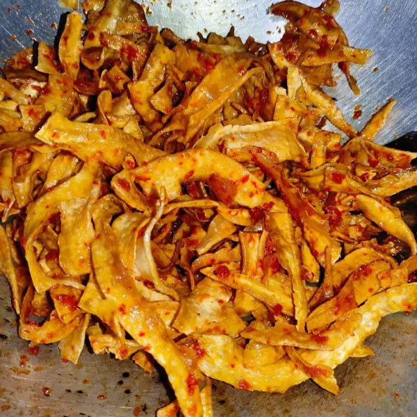 Setelah cabe berubah warna dan wangi.. Masukan kerupuk ubi yang sudah di goreng