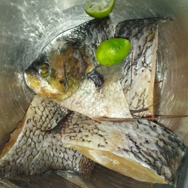 Bersihkan ikan gurame, lalu potong sesuai selera, bilas hingga bersih, lalu kucuri air perasan jeruk limau, aduk rata, diamkan sekitar 10 menit.
