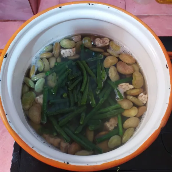 Masukkan kacang panjang.