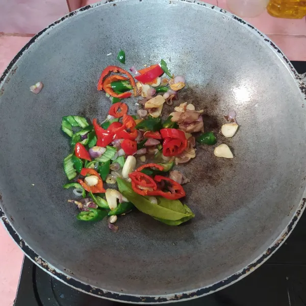 Tumis irisan bawang merah dan bawang putih hingga harum lalu masukkan lengkuas, daun salam dan cabe merah.
