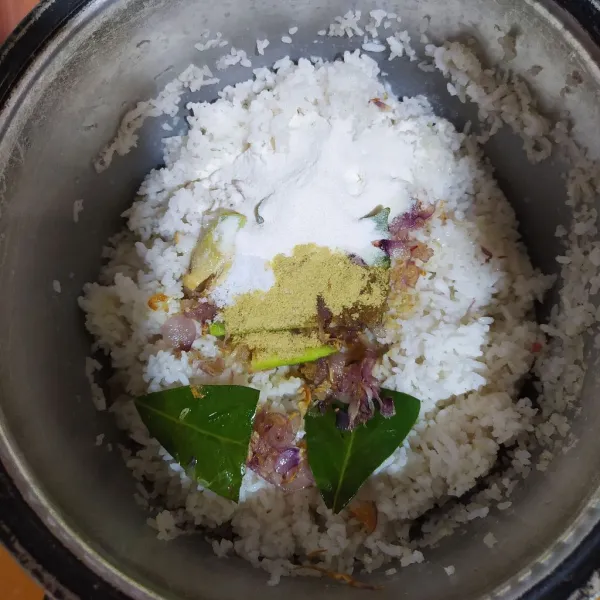 Tuang tumisan ke dalam nasi. Masukkan juga creamer nabati, garam dan kaldu ayam bubuk, aduk hingga rata.