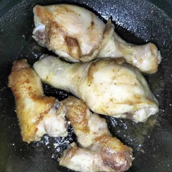 Kemudian goreng ayam dengan sedikit minyak dan jangan sampai terlalu kering