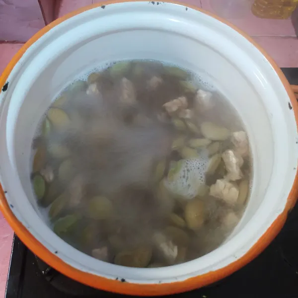 Rebus kacang koro dan tempe hingga empuk.