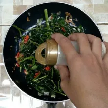 Masukkan gula pasir, kaldu bubuk dan garam.