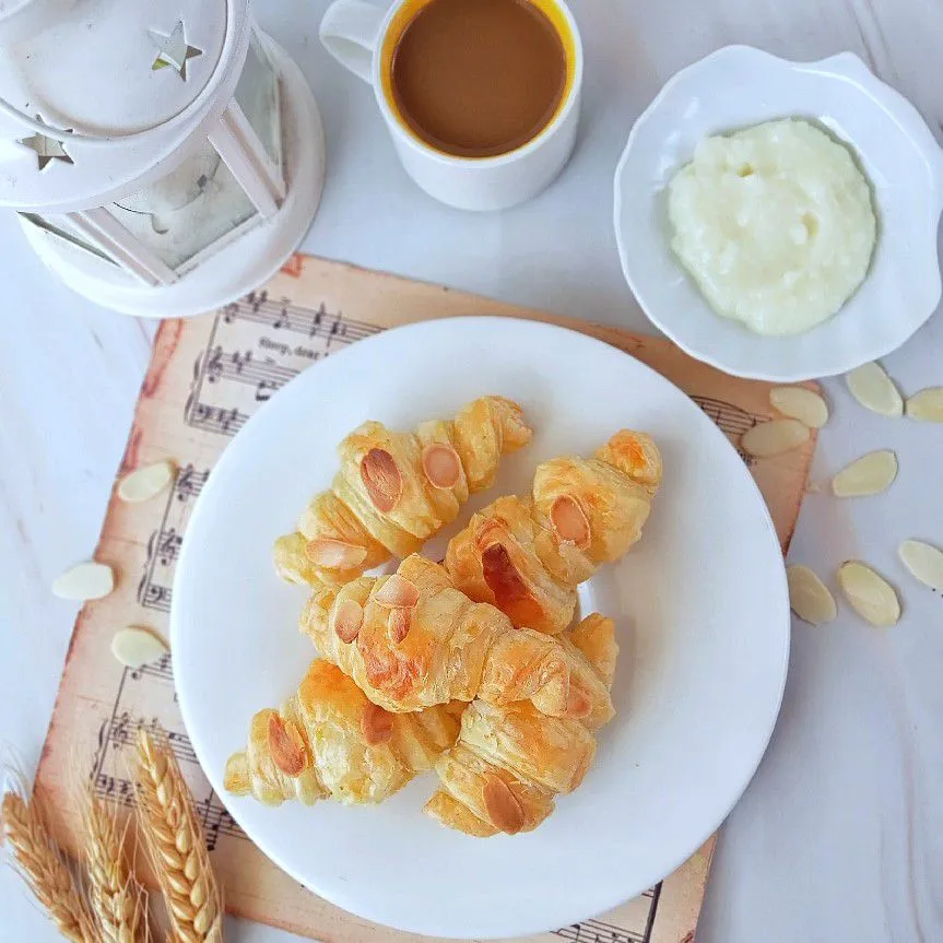 Croissant Almond Cheese