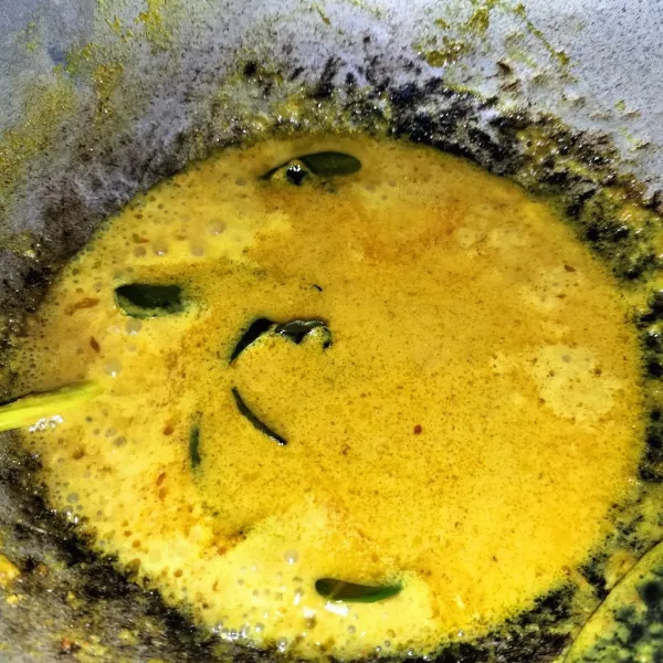 Beri air secukupnya, lalu aduk rata.