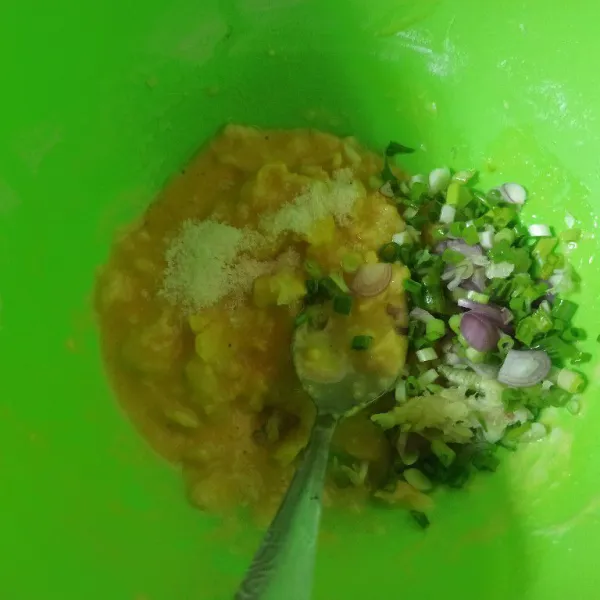 Masukkan bawang putih, bawang merah, daun bawang, garam dan kaldu bubuk, aduk hingga tercampur rata.