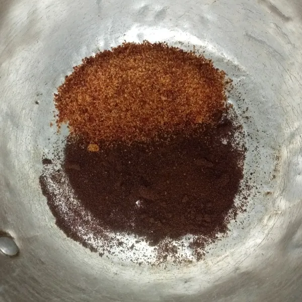 Campur gula dan kopi di dalam panci.