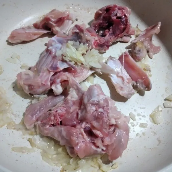 Masukkan tulangan ayam, tumis dengan bawang putih hingga harum.