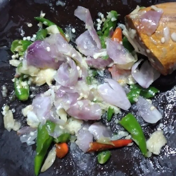 Ulek kasar bawang merah, bawang putih, cabe rawit dan garam.