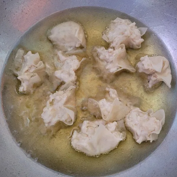Goreng dengan minyak panas hingga berwarna kecoklatan atau hingga matang.