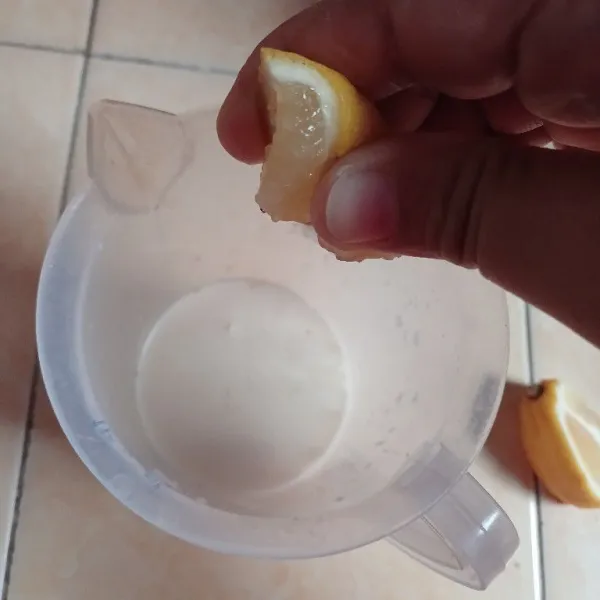 Campurkan susu dan jeruk nipis. Diamkan selama 10 menit. Sisihkan.