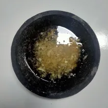 Masukkan air, aduk merata.