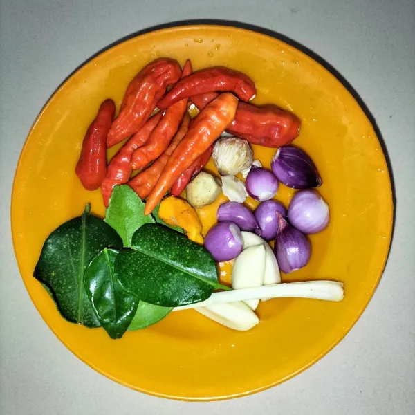 Siapkan bumbu yg akan dihaluskan.