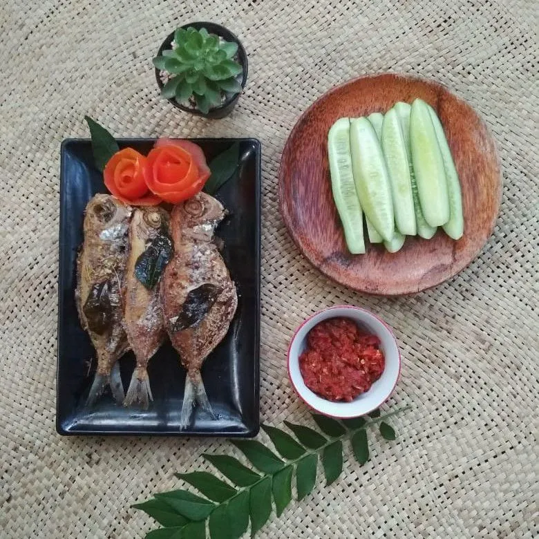 Ikan Badong Goreng Daun Kari