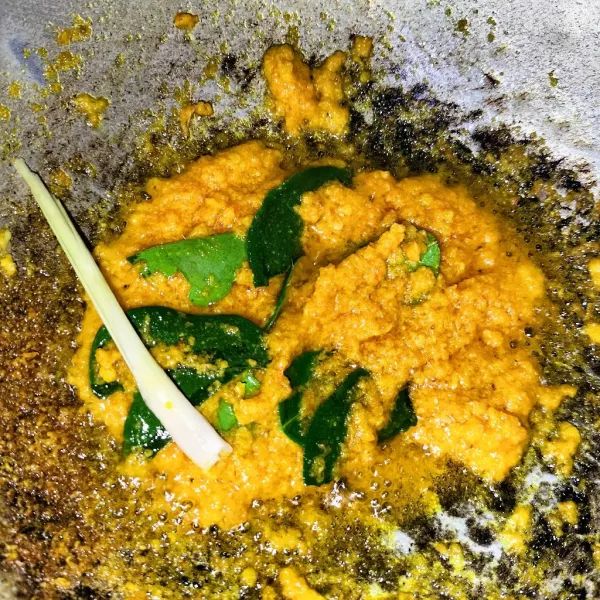 Masukkan bumbu aromatik, aduk rata.