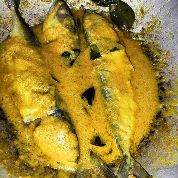 Tunggu sampai kuah menyusut dan bumbu meresap, koreksi rasa.