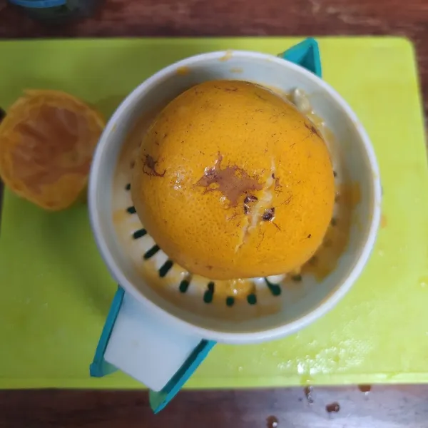 Peras jeruk, buang bijinya.