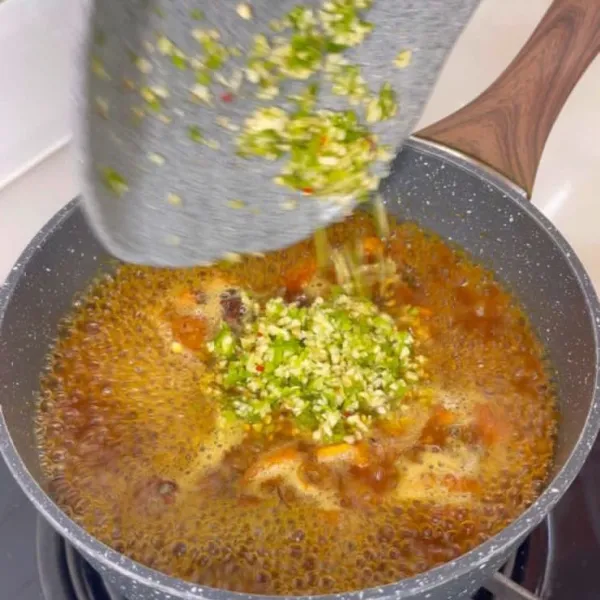 Kalau sudah mendidih masukkan bawang putih dan cabe yang sudah di haluskan tambahkan garam sesuai selera kemudian saring dan siram ke pempek. Selesai
