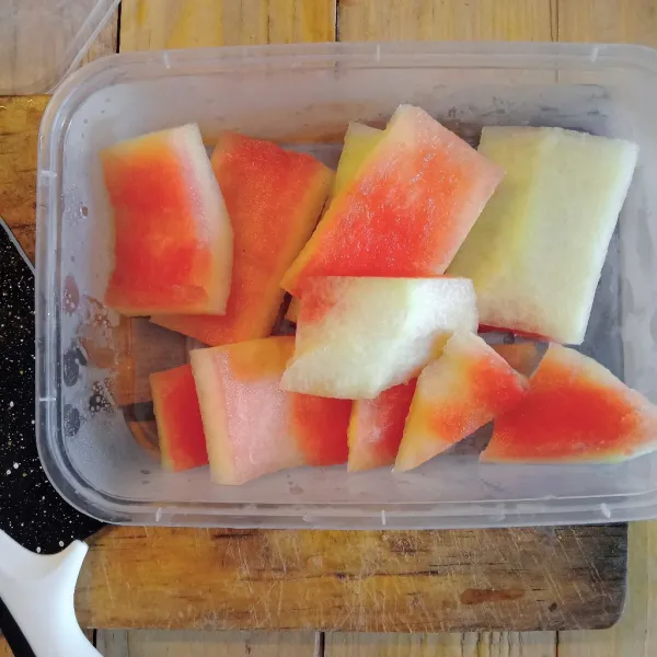 Potong semangka dan buang kulit keras, bagian luar.