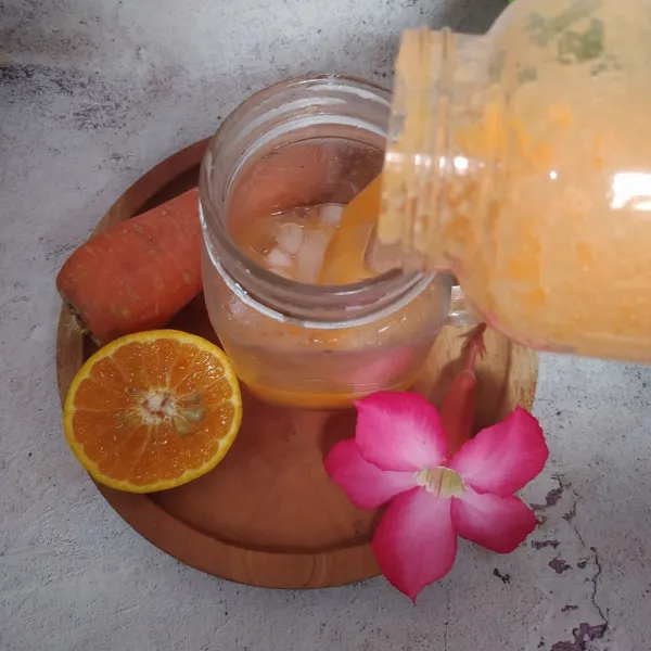 Tuang ke dalam gelas saji berisi es batu dan symple syrup.