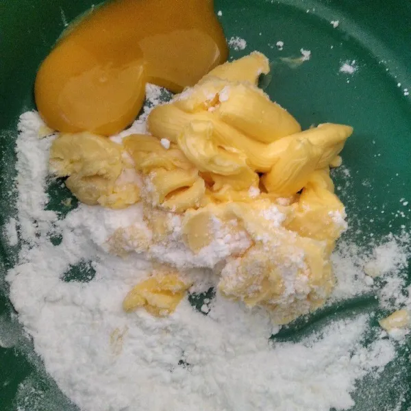 Campur gula, telur, butter, dan margarin.