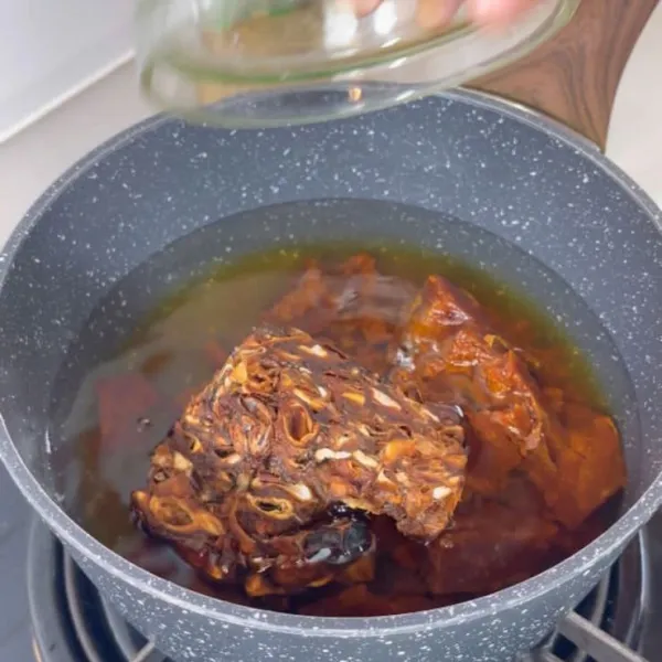 Kita Masak air + gula merah dan asam Jawa sampai mendidih