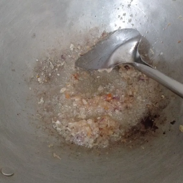 Tumis bumbu hingga harum