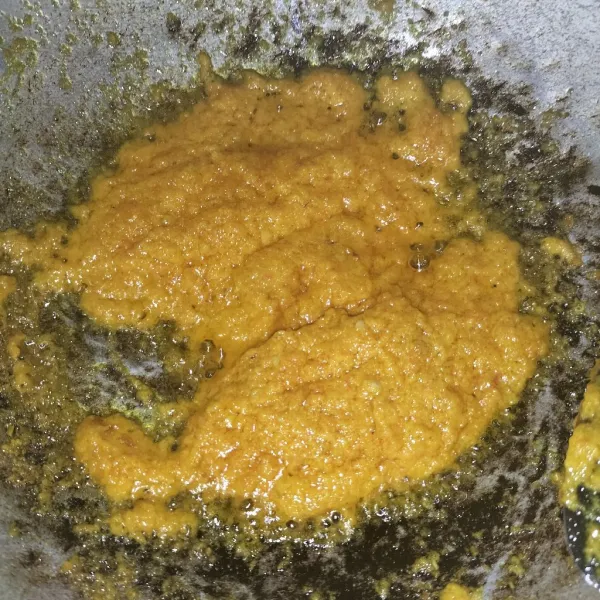 Tumis bumbu halus sampai harum.