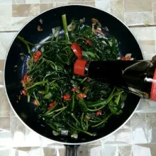 Masukkan juga saus tiram. Aduk rata. Siap dihidangkan!