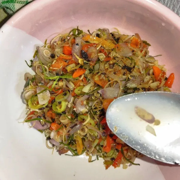 Beri air jeruk nipis ke sambal, aduk hingga rata.