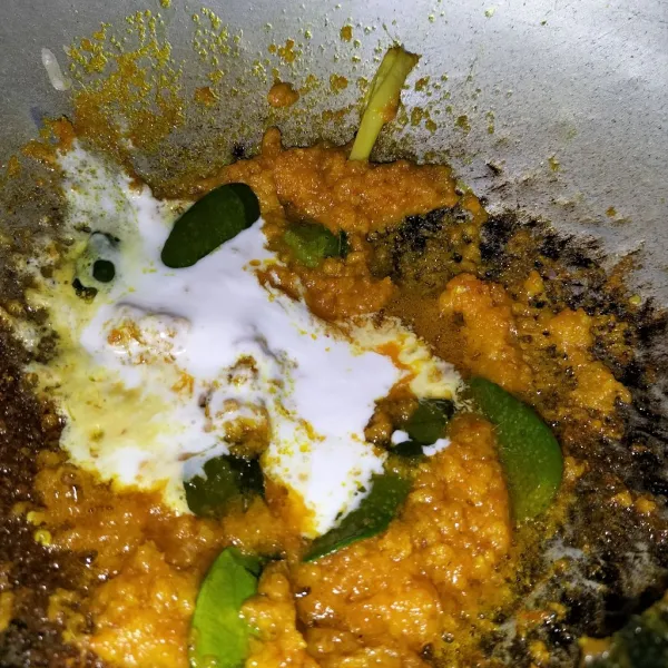 Masukkan garam, gula, kaldu jamur atau penyedap, dan santan. Kemudian aduk rata.