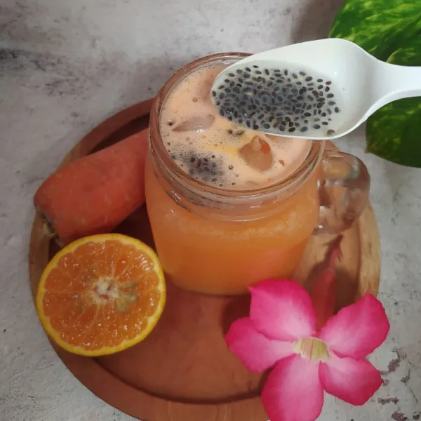 Tuang ke dalam gelas saji, tambahkan biji selasih. Sajikan.