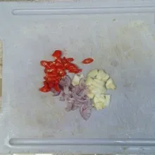 Siapkan bumbu iris.